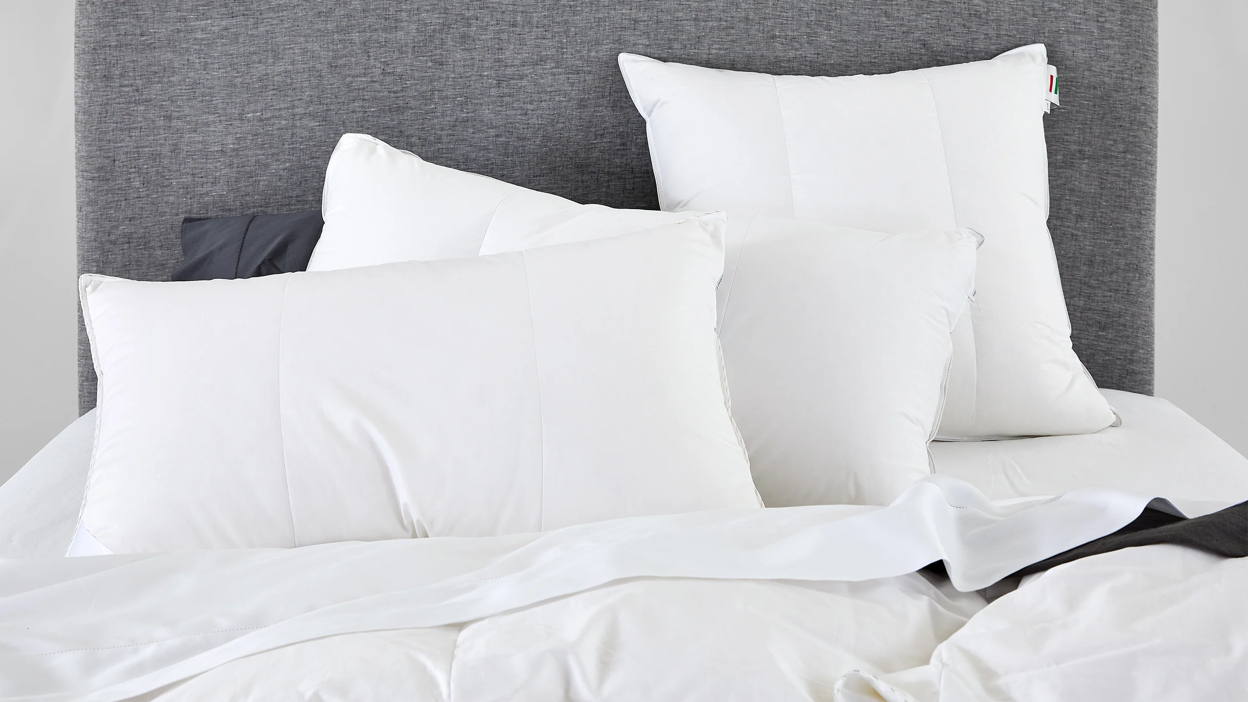 Laura Ashley Shop -Laura Ashley Shop HUNGARIAN 650 DOWN PILLOW 01